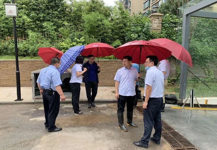 公司領(lǐng)導(dǎo)到唐冶鳳凰廣場(chǎng)二期及唐冶鳳凰廣場(chǎng)物業(yè)服務(wù)中心檢查防汛工作！